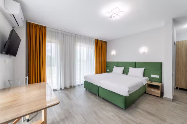 Cameră dublă luminoasă la Otopeni Suites